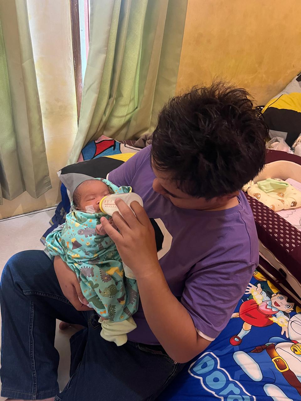 Ayah memberi susu Lidiya